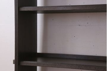 レトロ家具　ラワン材製　古い木のレトロな楔(くさび)式本棚(ディスプレイラック)