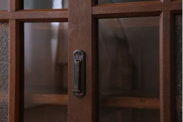 アンティーク家具　ナラ材製!色ガラスとダイヤガラス入りのサイドキャビネット(サイドボード)