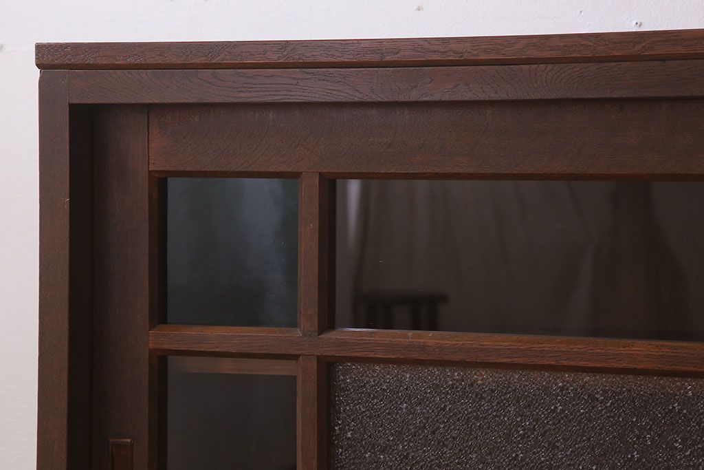 アンティーク家具　ナラ材製!色ガラスとダイヤガラス入りのサイドキャビネット(サイドボード)