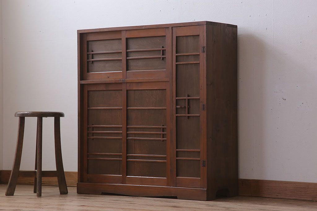 アンティーク家具　和デザイン　古い木製のアンティーク収納棚