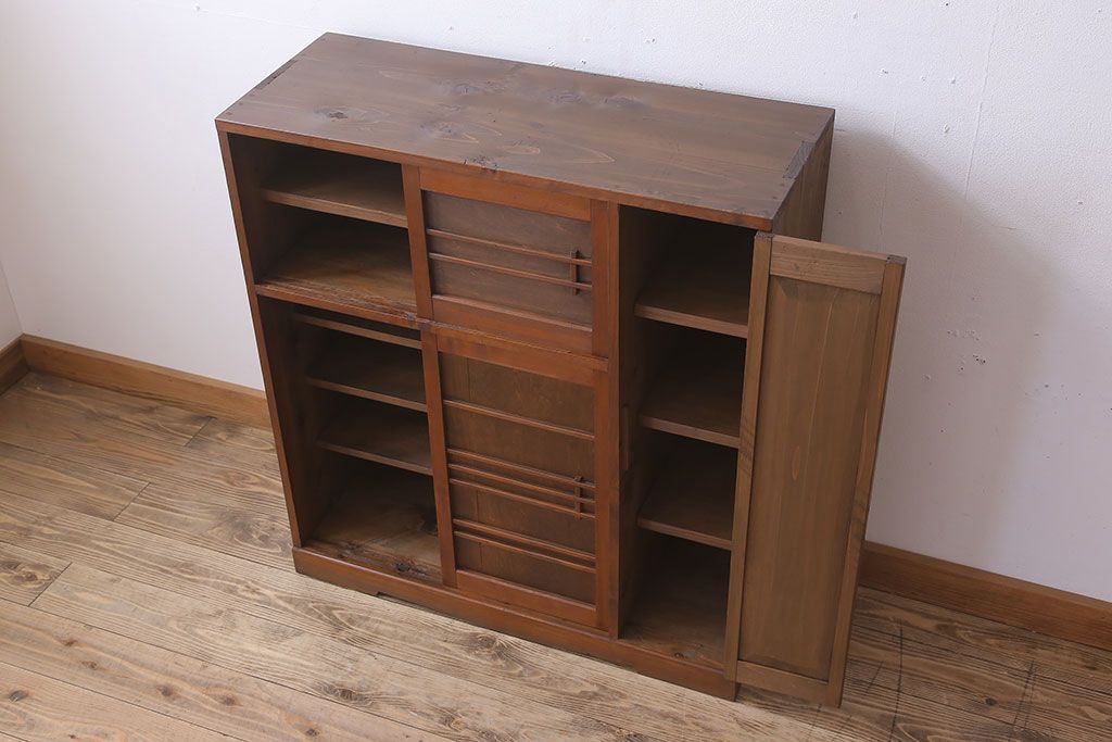 アンティーク家具　和デザイン　古い木製のアンティーク収納棚