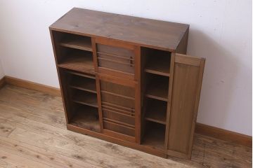 アンティーク家具　和デザイン　古い木製のアンティーク収納棚