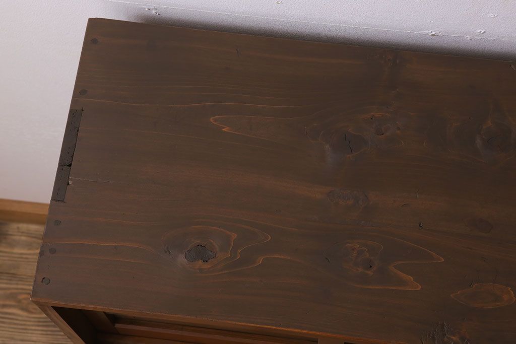 アンティーク家具　和デザイン　古い木製のアンティーク収納棚