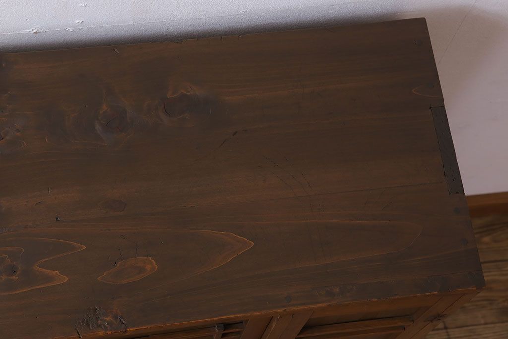 アンティーク家具　和デザイン　古い木製のアンティーク収納棚