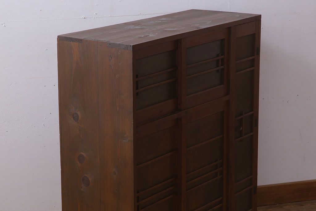 アンティーク家具　和デザイン　古い木製のアンティーク収納棚