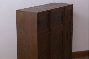 アンティーク家具　和デザイン　古い木製のアンティーク収納棚