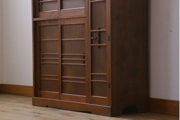 アンティーク家具　和デザイン　古い木製のアンティーク収納棚