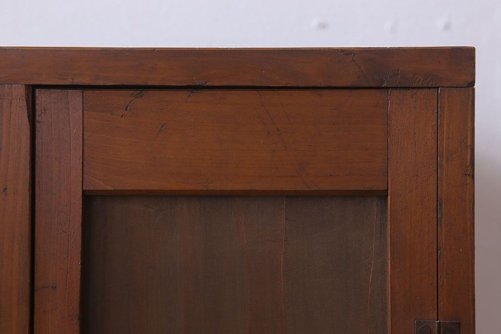 アンティーク家具　和デザイン　古い木製のアンティーク収納棚