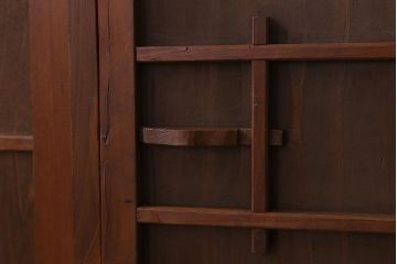 アンティーク家具　和デザイン　古い木製のアンティーク収納棚