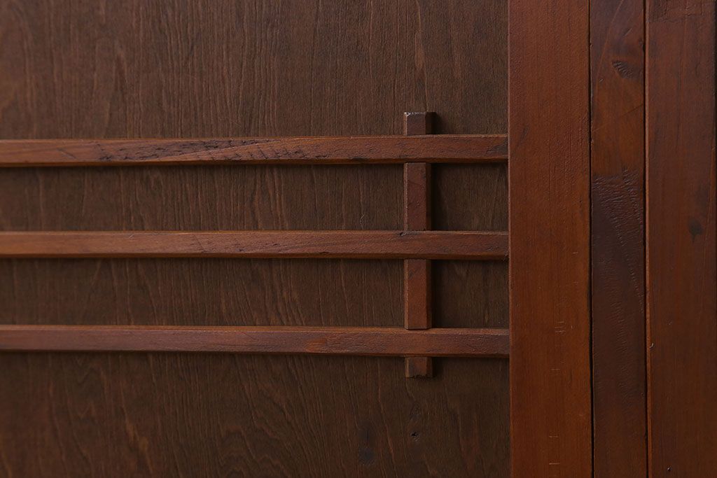 アンティーク家具　和デザイン　古い木製のアンティーク収納棚