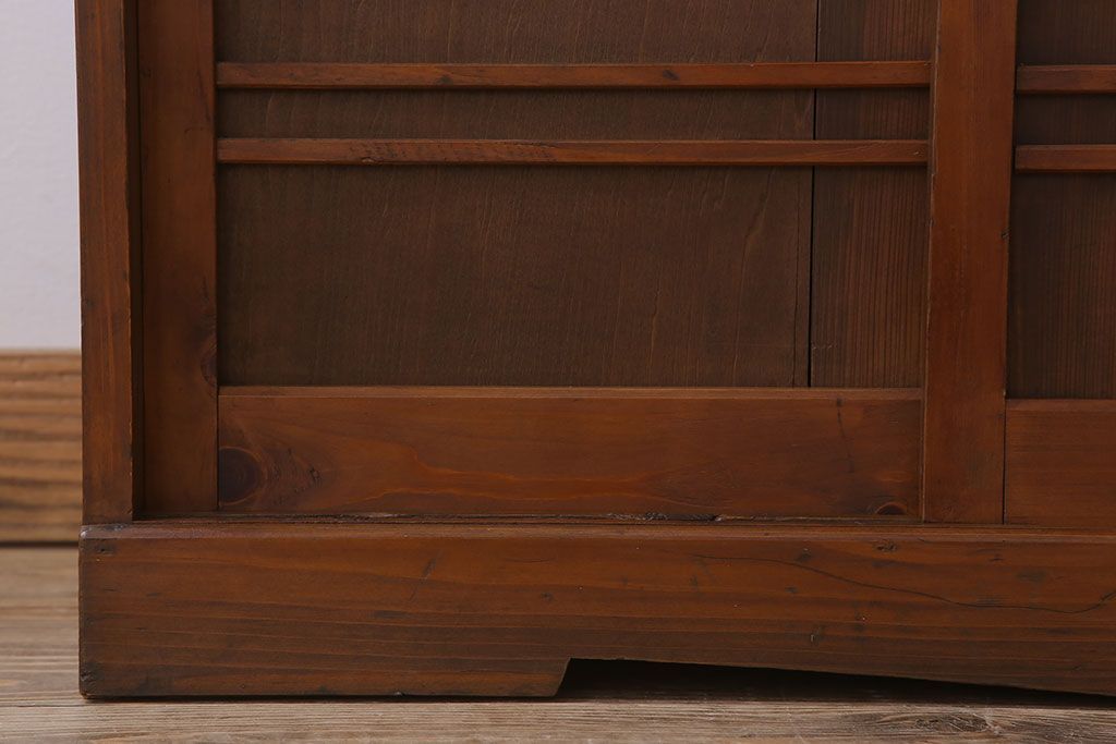 アンティーク家具　和デザイン　古い木製のアンティーク収納棚