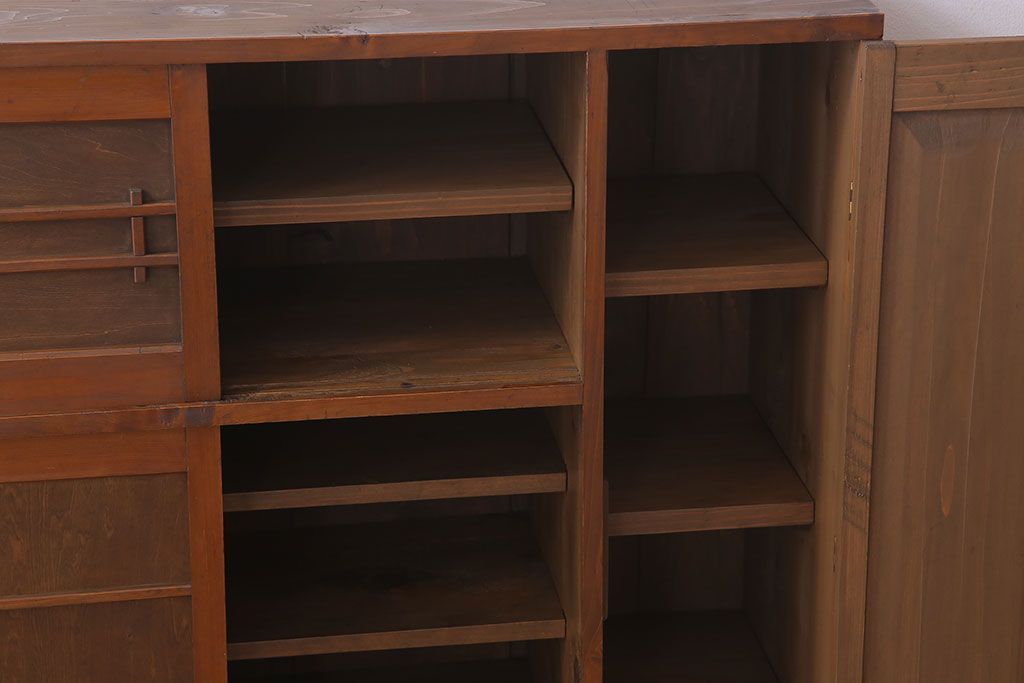 アンティーク家具　和デザイン　古い木製のアンティーク収納棚