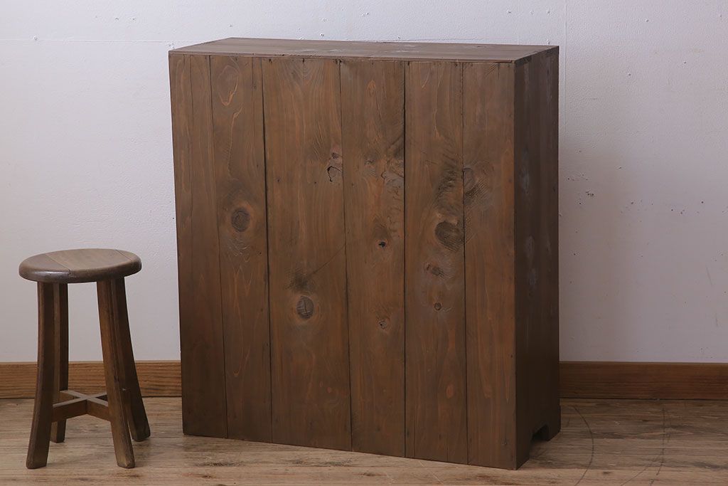 アンティーク家具　和デザイン　古い木製のアンティーク収納棚