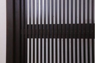 透かし彫り入り!和製アンティークの裏ガラス入り衝立(パーテーション)