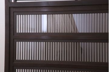 透かし彫り入り!和製アンティークの裏ガラス入り衝立(パーテーション)