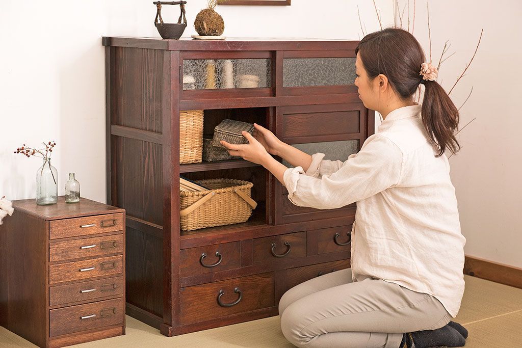 アンティーク家具　結霜ガラス入り引き戸がおしゃれな和製アンティークの茶箪笥(収納棚)