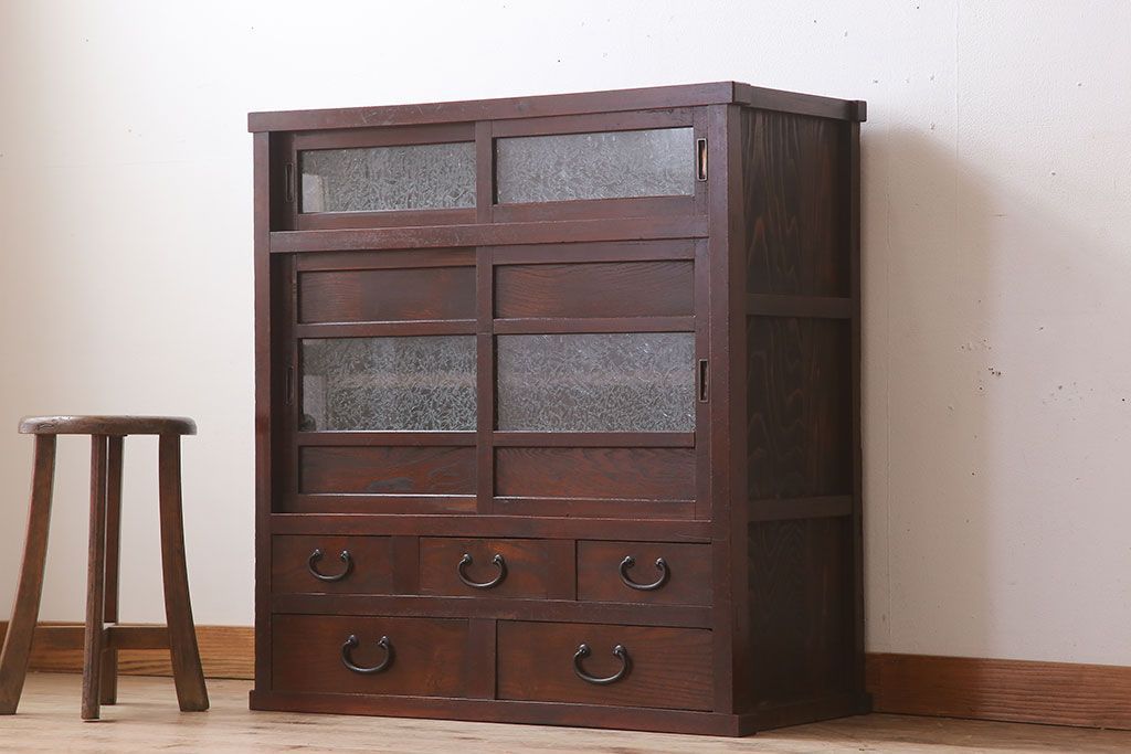 アンティーク家具　結霜ガラス入り引き戸がおしゃれな和製アンティークの茶箪笥(収納棚)