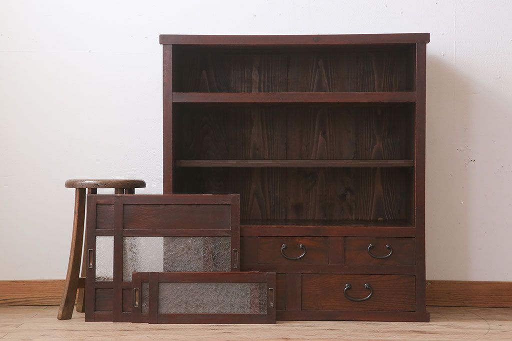 アンティーク家具　結霜ガラス入り引き戸がおしゃれな和製アンティークの茶箪笥(収納棚)