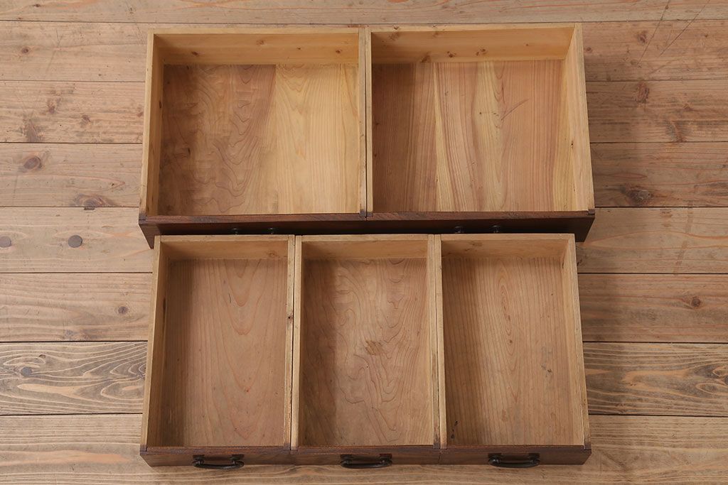 アンティーク家具　結霜ガラス入り引き戸がおしゃれな和製アンティークの茶箪笥(収納棚)