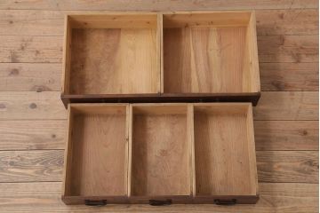 アンティーク家具　結霜ガラス入り引き戸がおしゃれな和製アンティークの茶箪笥(収納棚)