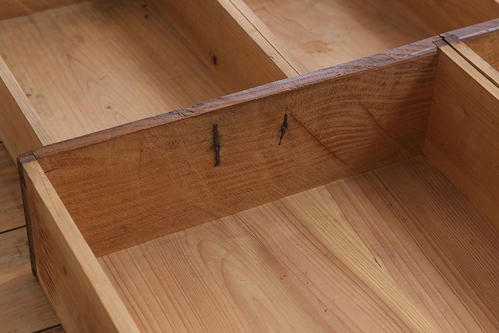 アンティーク家具　結霜ガラス入り引き戸がおしゃれな和製アンティークの茶箪笥(収納棚)