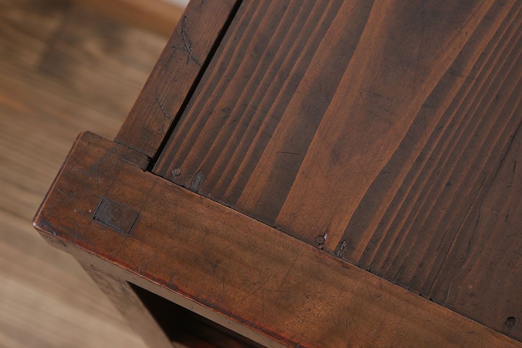 アンティーク家具　結霜ガラス入り引き戸がおしゃれな和製アンティークの茶箪笥(収納棚)