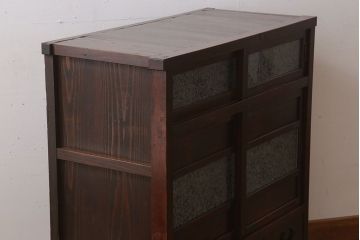 アンティーク家具　結霜ガラス入り引き戸がおしゃれな和製アンティークの茶箪笥(収納棚)