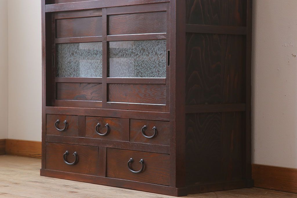 アンティーク家具　結霜ガラス入り引き戸がおしゃれな和製アンティークの茶箪笥(収納棚)