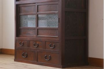 アンティーク家具　結霜ガラス入り引き戸がおしゃれな和製アンティークの茶箪笥(収納棚)