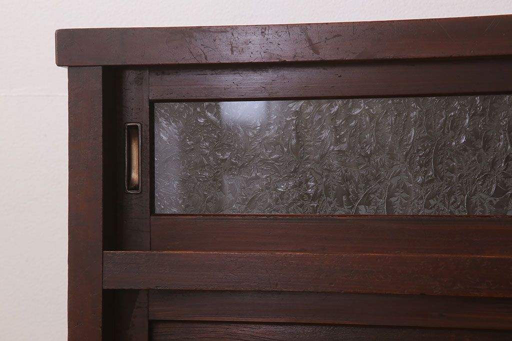 アンティーク家具　結霜ガラス入り引き戸がおしゃれな和製アンティークの茶箪笥(収納棚)