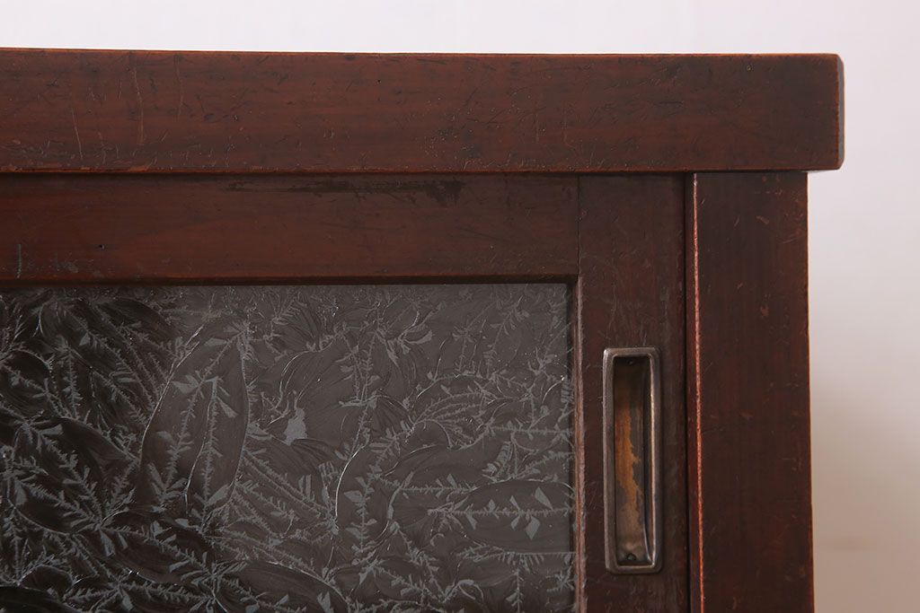 アンティーク家具　結霜ガラス入り引き戸がおしゃれな和製アンティークの茶箪笥(収納棚)