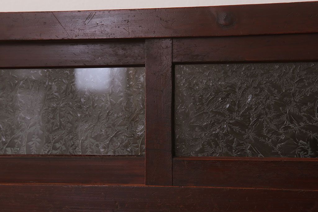 アンティーク家具　結霜ガラス入り引き戸がおしゃれな和製アンティークの茶箪笥(収納棚)