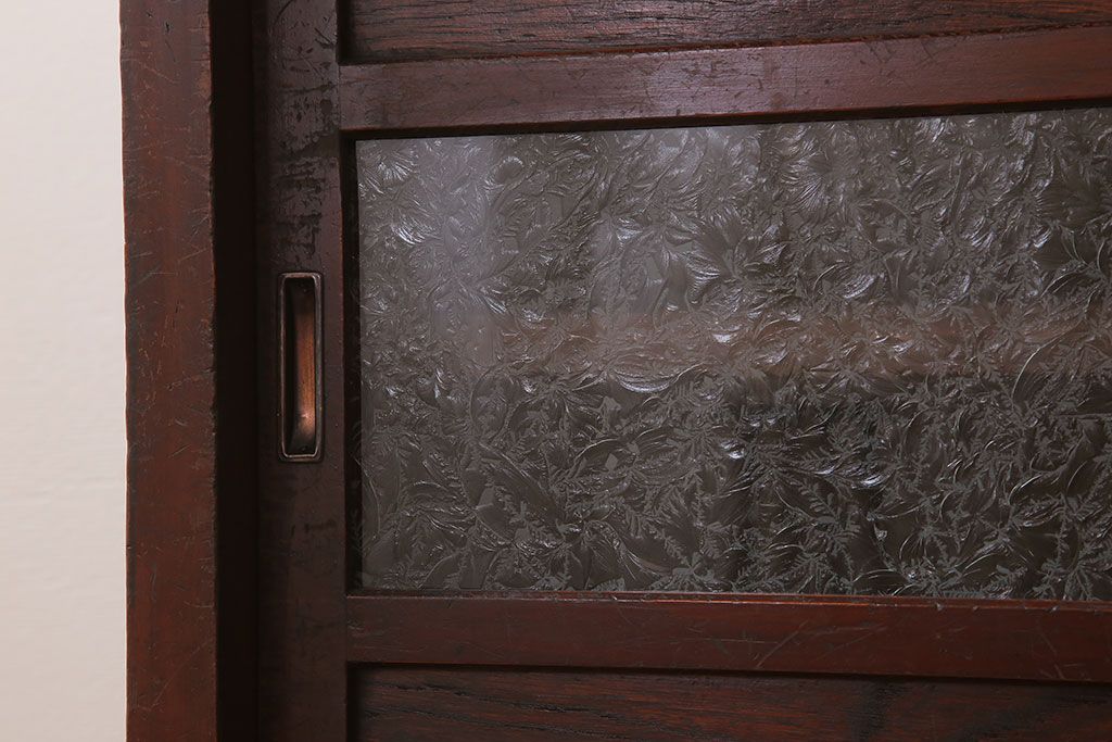 アンティーク家具　結霜ガラス入り引き戸がおしゃれな和製アンティークの茶箪笥(収納棚)
