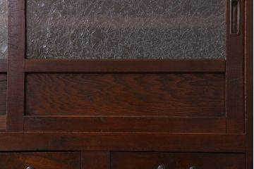 アンティーク家具　結霜ガラス入り引き戸がおしゃれな和製アンティークの茶箪笥(収納棚)