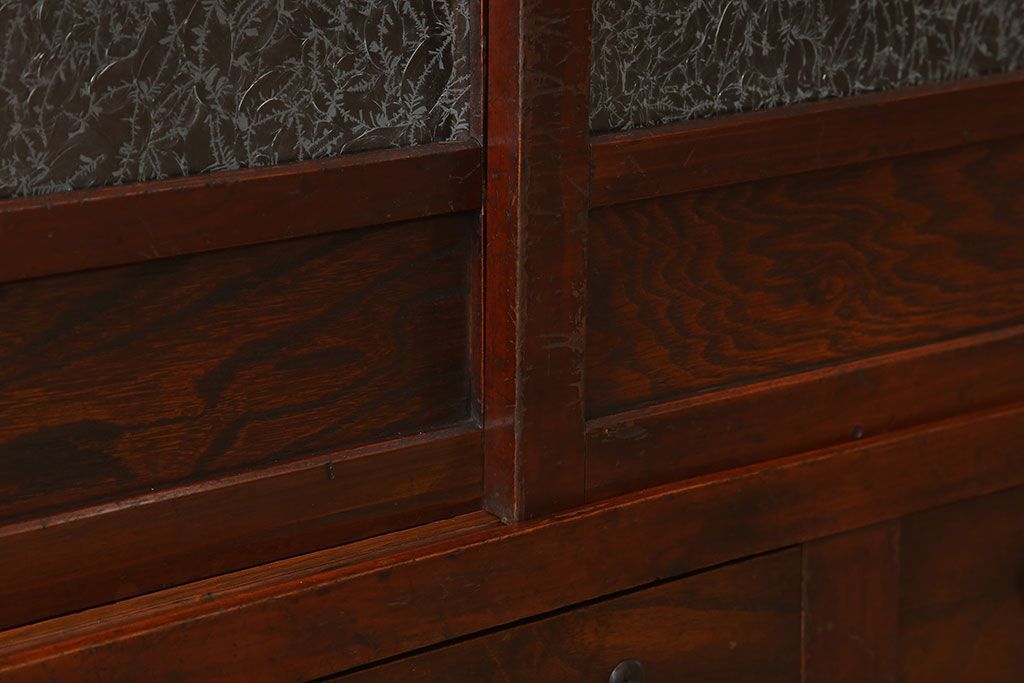 アンティーク家具　結霜ガラス入り引き戸がおしゃれな和製アンティークの茶箪笥(収納棚)