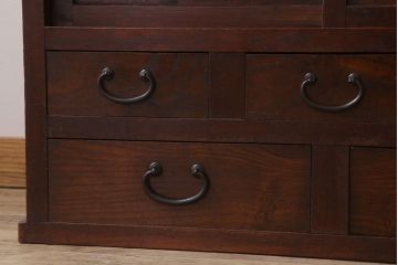 アンティーク家具　結霜ガラス入り引き戸がおしゃれな和製アンティークの茶箪笥(収納棚)