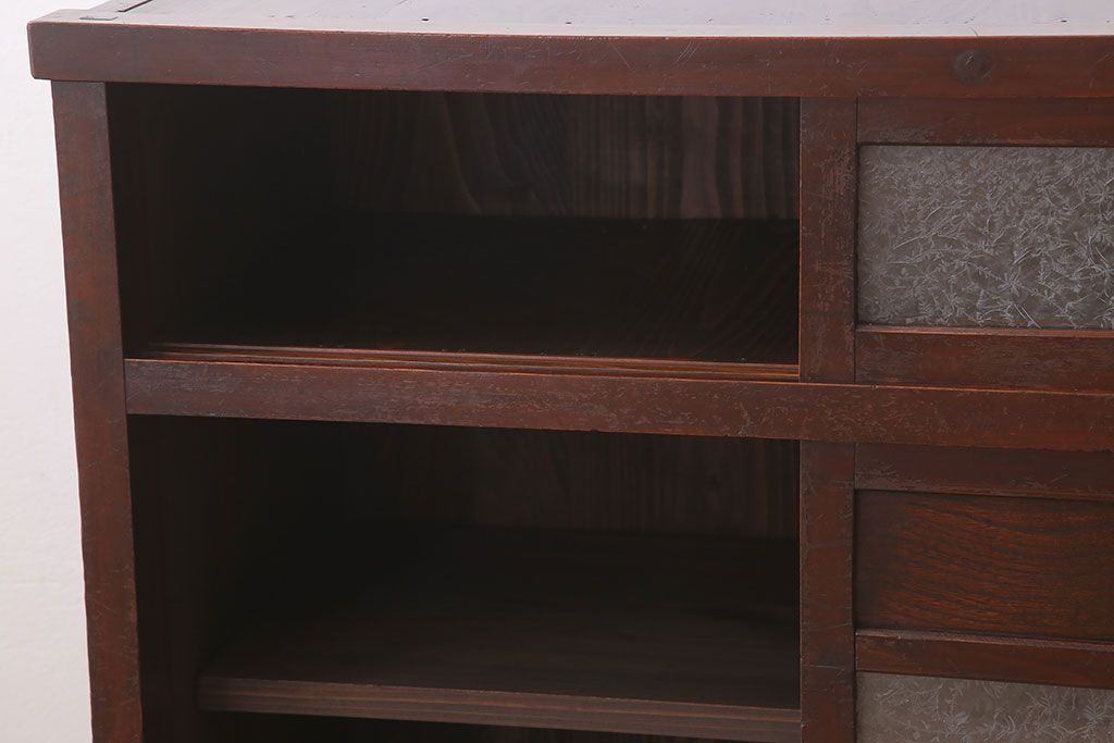 アンティーク家具　結霜ガラス入り引き戸がおしゃれな和製アンティークの茶箪笥(収納棚)