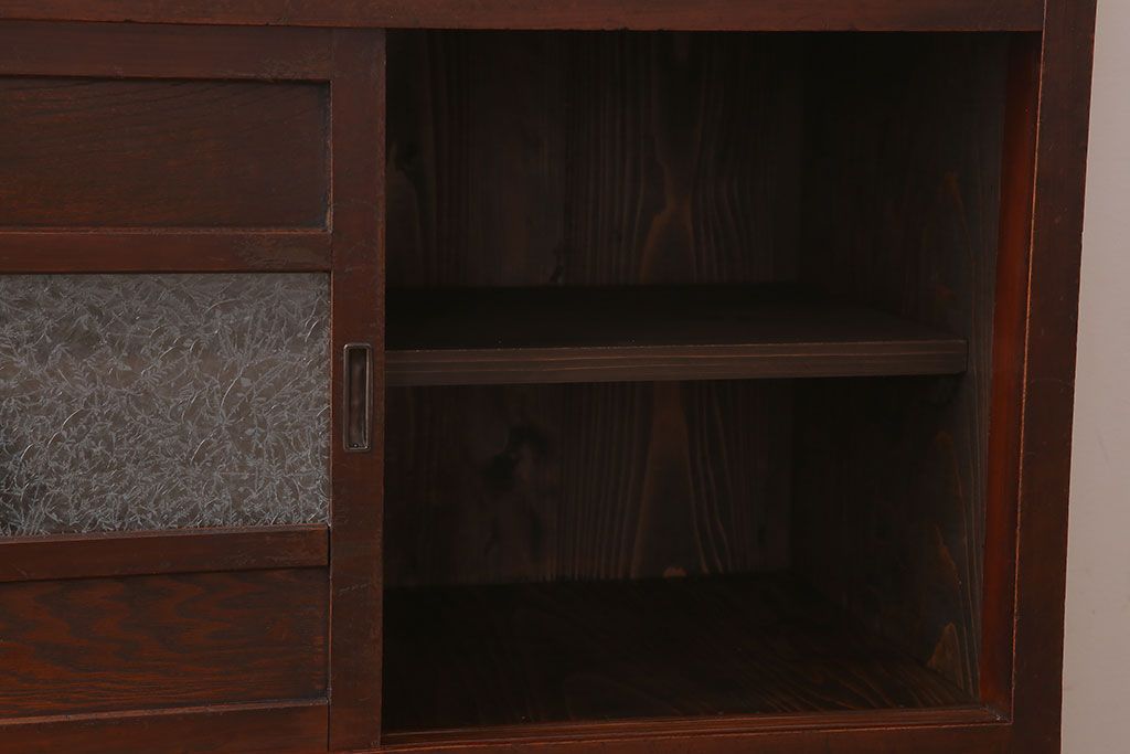 アンティーク家具　結霜ガラス入り引き戸がおしゃれな和製アンティークの茶箪笥(収納棚)