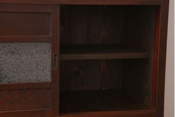 アンティーク家具　結霜ガラス入り引き戸がおしゃれな和製アンティークの茶箪笥(収納棚)