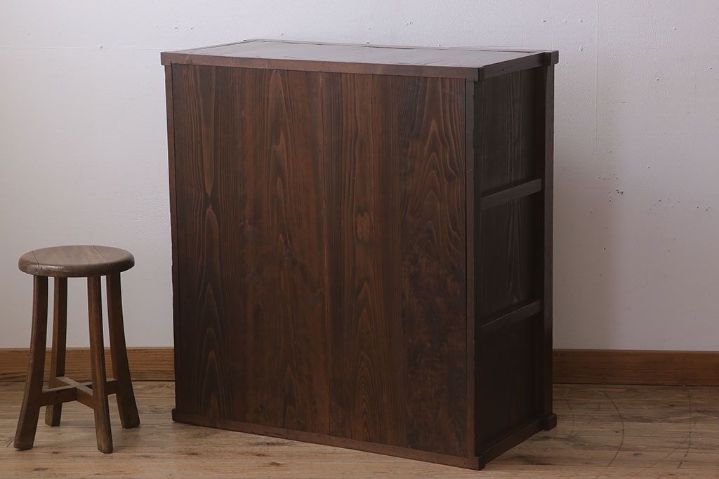 アンティーク家具　結霜ガラス入り引き戸がおしゃれな和製アンティークの茶箪笥(収納棚)