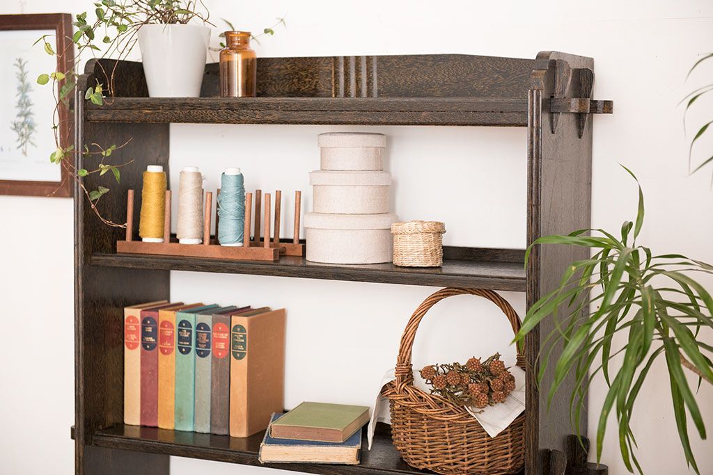 レトロ家具　ラワン材製　古い木のレトロな楔(くさび)式本棚(ディスプレイラック)(2)