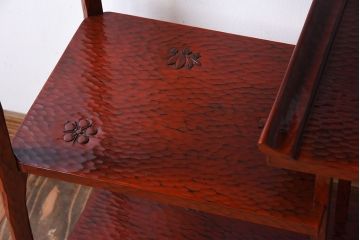 アンティーク家具　和製アンティーク　箱入り　鎌倉彫の上品な飾り棚(陳列棚)