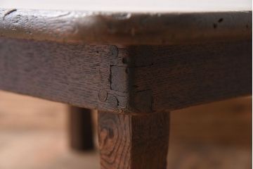 レトロ家具　小振りなサイズ!栓材一枚板　レトロなアンティークちゃぶ台(飾り台)(3)