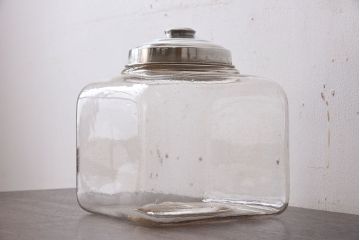 アンティーク雑貨　昭和レトロ　蓋付きのアンティークガラス瓶(角瓶)
