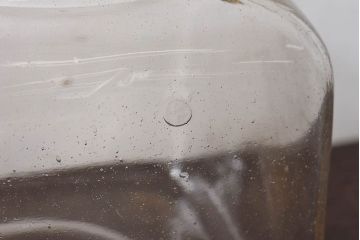 アンティーク雑貨　昭和レトロ　蓋付きのアンティークガラス瓶(角瓶)