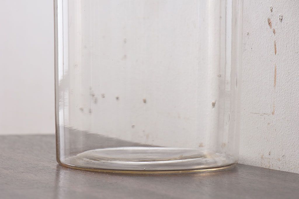 アンティーク雑貨　昭和レトロ　蓋付きのアンティークガラス瓶(ビン)(2)