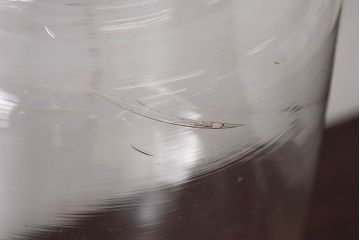 アンティーク雑貨　昭和レトロ　蓋付きのアンティークガラス瓶(ビン)(2)