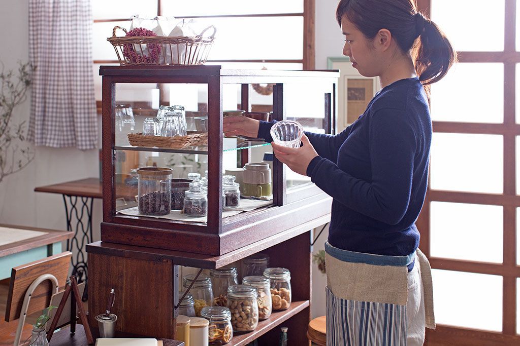 アンティーク家具　小ぶりな木製アンティークガラスケース(ショーケース)