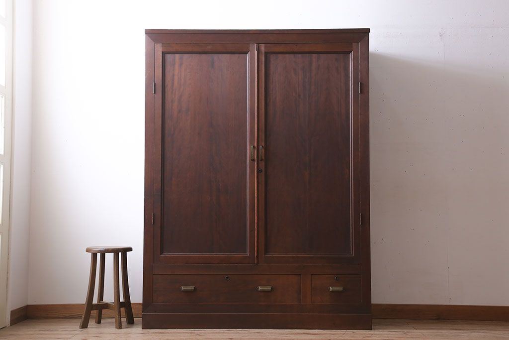 アンティーク家具　観音扉の大きなアンティーク収納棚(戸棚)