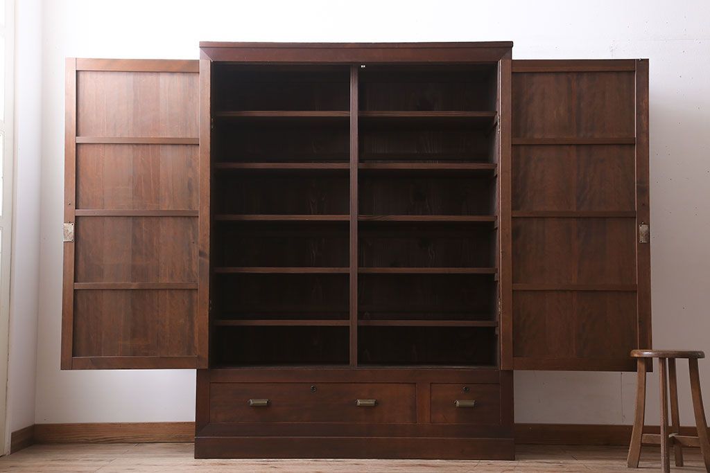 アンティーク家具　観音扉の大きなアンティーク収納棚(戸棚)